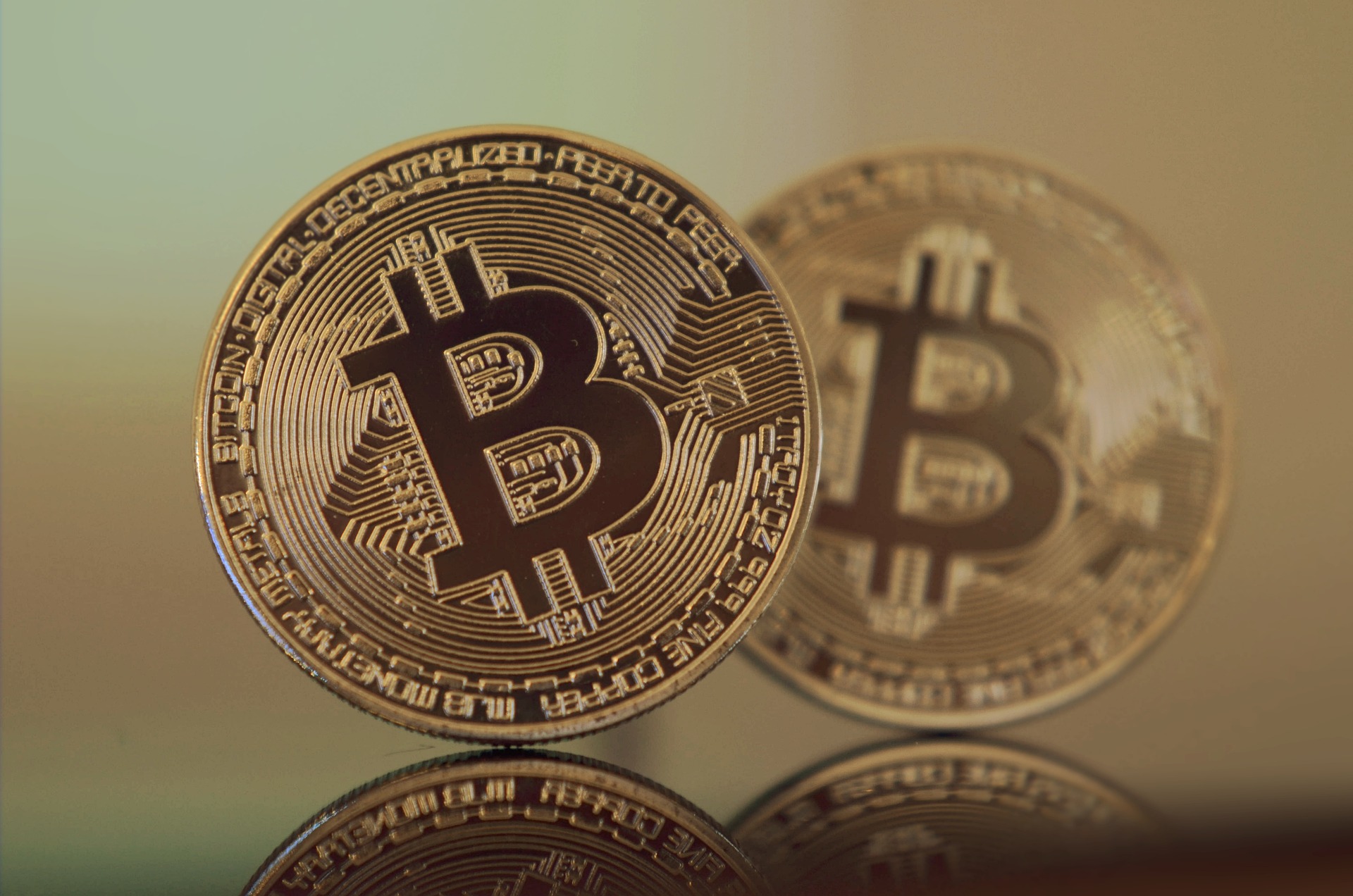 现在买10个比特币,十年后能财务自由么